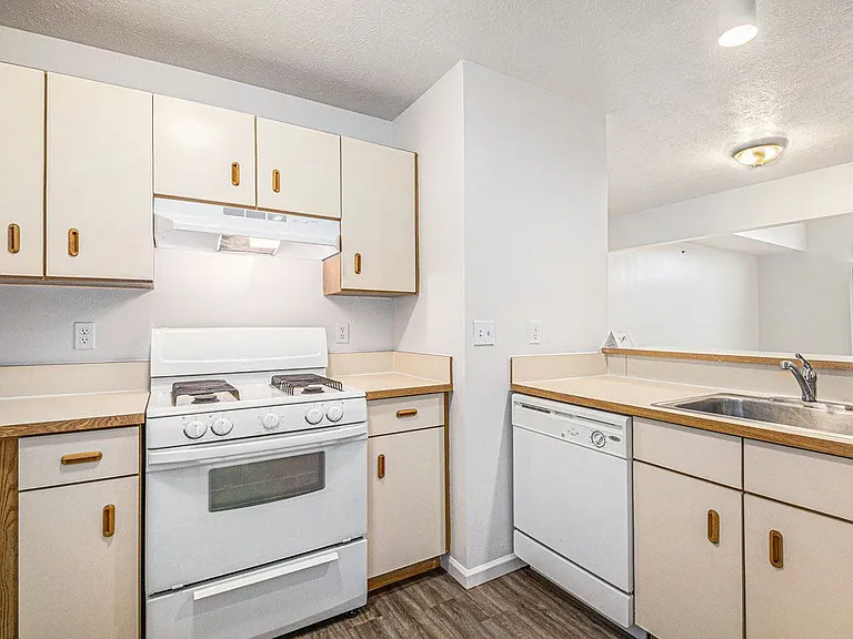 Autumn Lakes Apartments and Townhomes — Photo 83