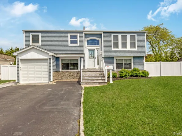 17 Lewis Circle, Babylon, NY 11702