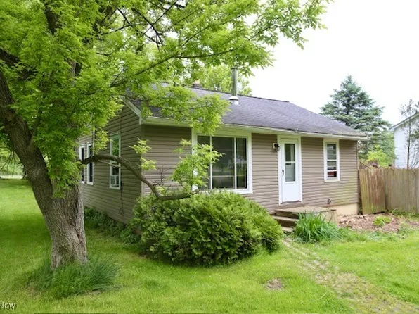 12532 Lake Dr, Burton, OH 44021