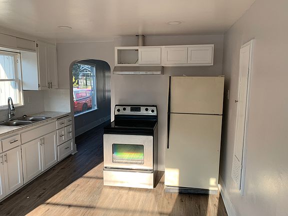 Kitchen. NOTE: NEW STAINLESS STEEL FRIDGE installed in 2023 (picture shows old fridge).
