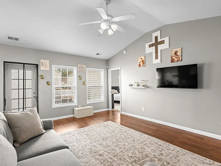 325 Vesta Dr — Photo 8