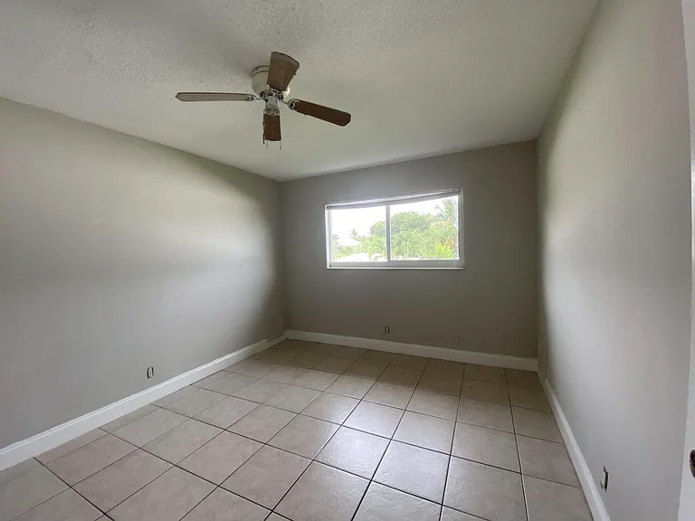 425 NE 7th Ave #3 — Photo 16