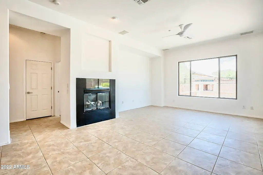 3 bed, 2385 sqft, $3,200 — Photo 3