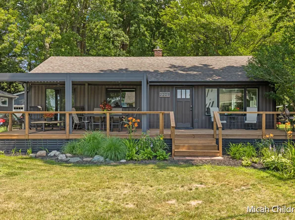 2209 Sunset Dr, Fennville, MI 49408