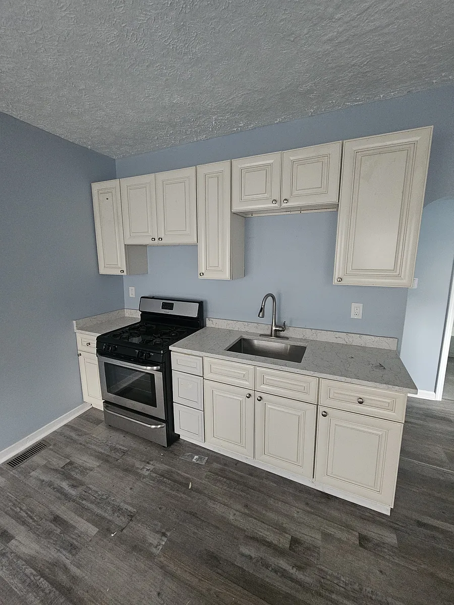 Building Photo - 1395 E 25th St #1