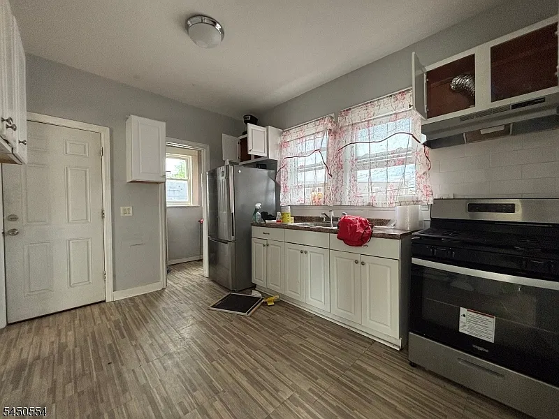 3 bed, 1.0 bath, $2,199 — Photo 3