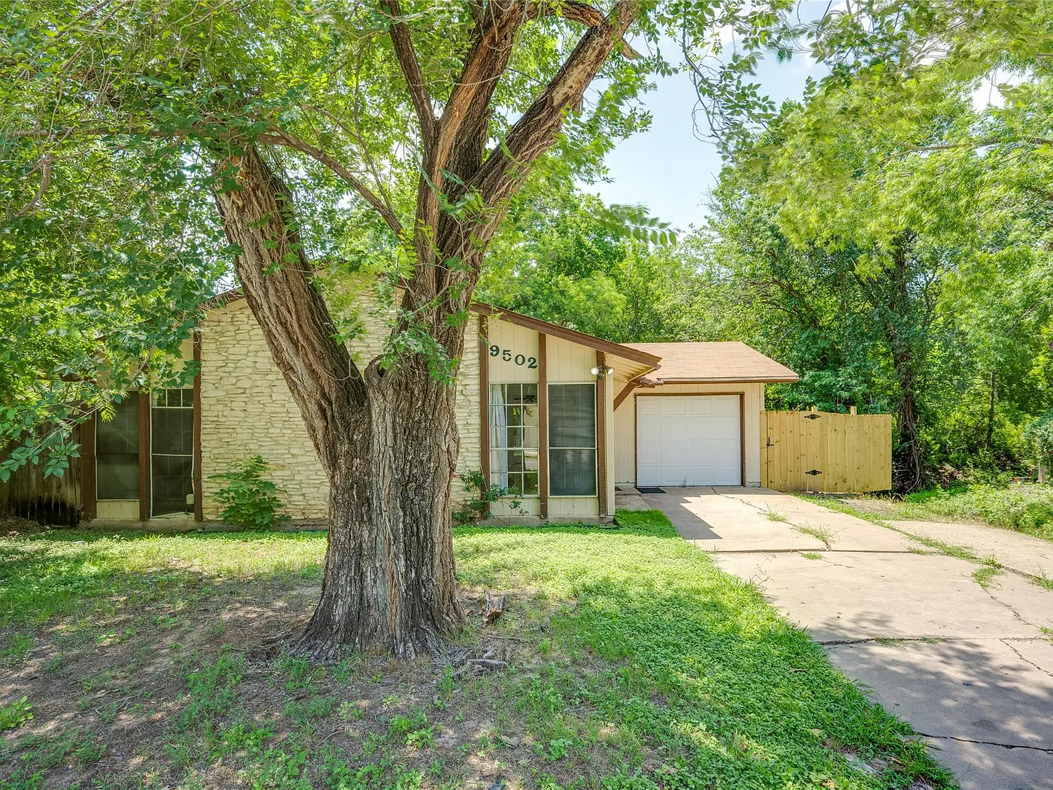 3 bed, 1.0 bath, 980 sqft, $1,650 — Photo 3