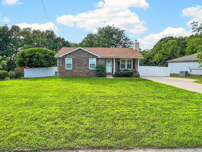 578 Donna Dr — Photo 2
