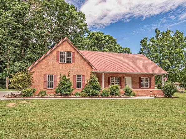 1750 Breezie Point Ln, Dandridge, TN 37725