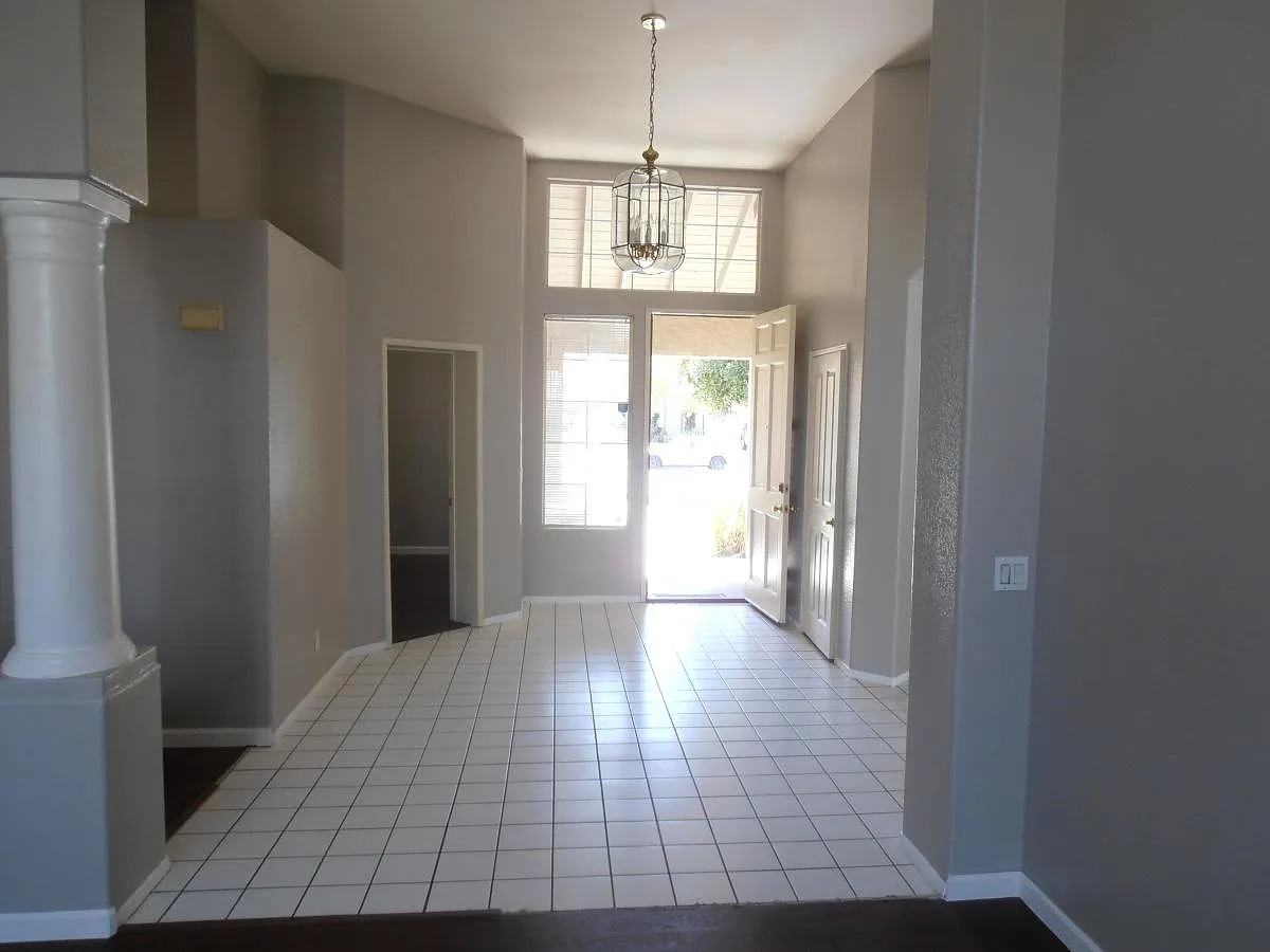 3 bed, 1915 sqft, $2,750 — Photo 2