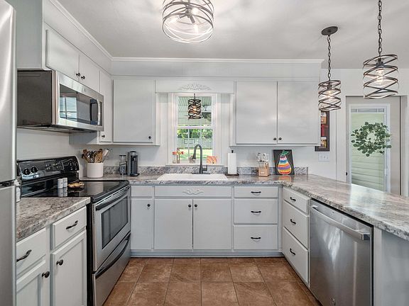 3rd image of 805 W College St