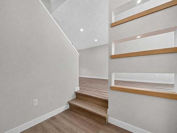 5th image of 925 W 7th St S