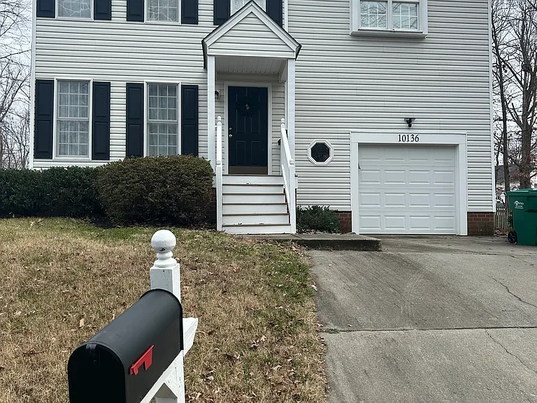10136 Oakley Pointe Dr — Photo 1