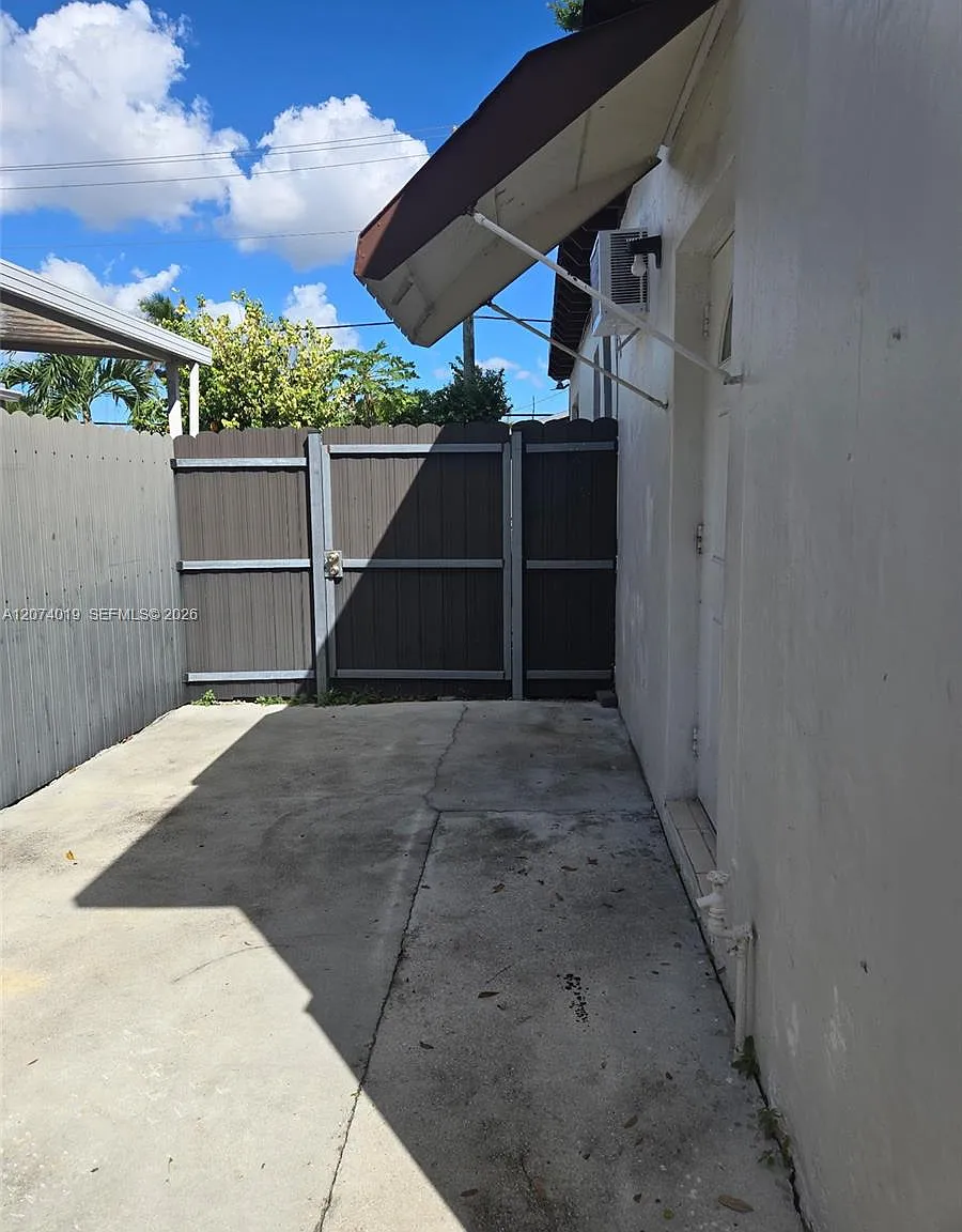 Baker Manor — Photo 2