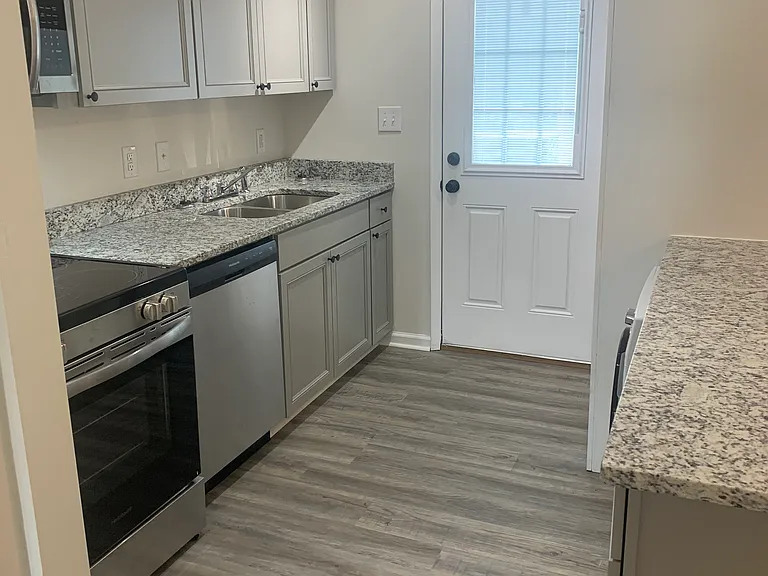 3921 Overland Hts #B — Photo 2
