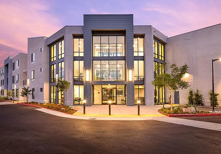 Lumina Apartments — Photo 1