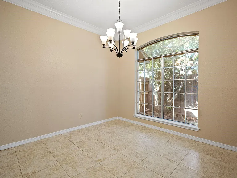 710 Lochnell Dr — Photo 9