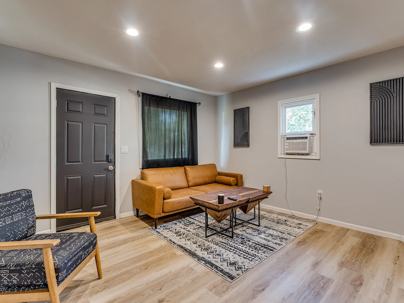110 E Osborne St — Photo 3