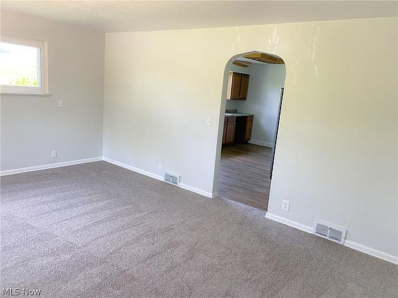 5th image of 585 Ward Dr