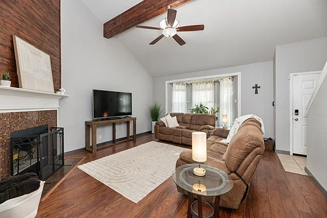 3 bed, 2400 sqft, $2,695 — Photo 3