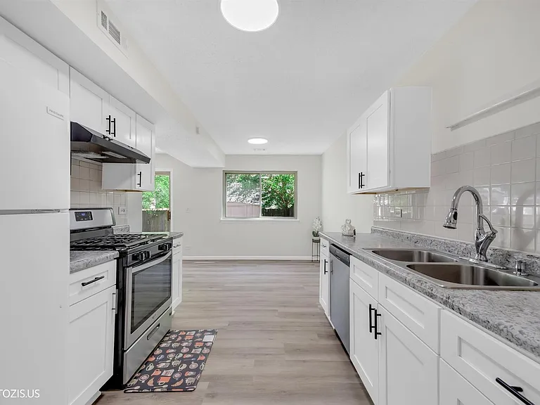 1405 Merrimac Ln N — Photo 17