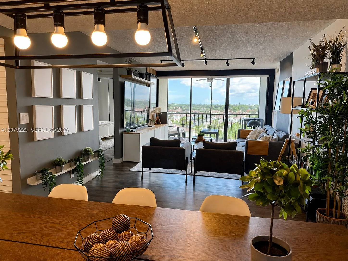 Wellesley Park Condo — Photo 2