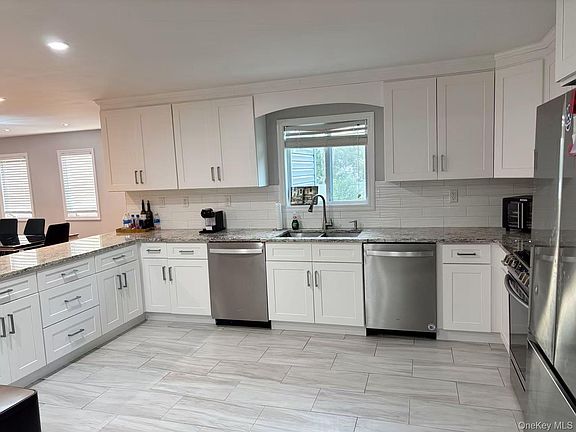 4th image of 1136 W Broadway