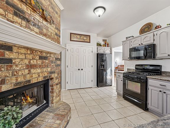 4th image of 1204 N Willow Ave