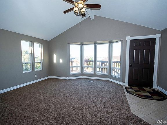 3rd image of 4079 Cove West Dr