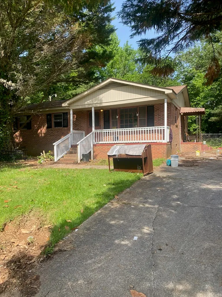 4 bed, 2000 sqft, $1,190 — Photo 1