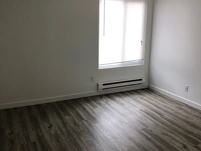2839 Thorndyke Ave W — Photo 22