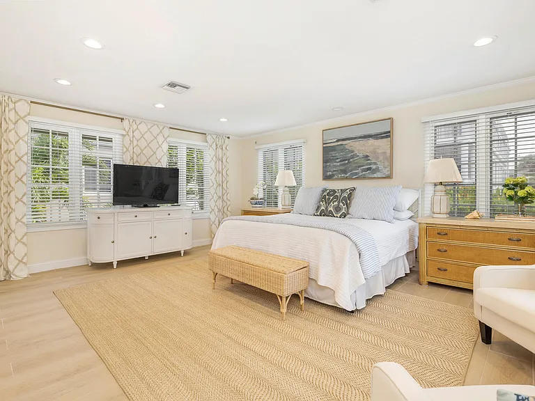 155 Peruvian Ave — Photo 11