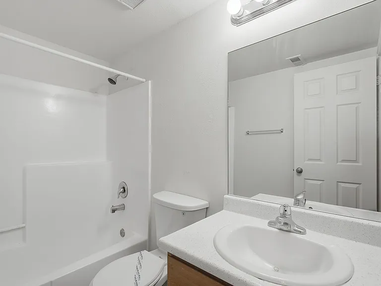 Woods Crossing Apartments — Photo 20