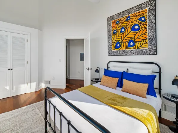 300 Communipaw Avenue image 16 of 43