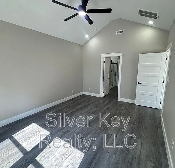 920 Stratford Ave — Photo 18