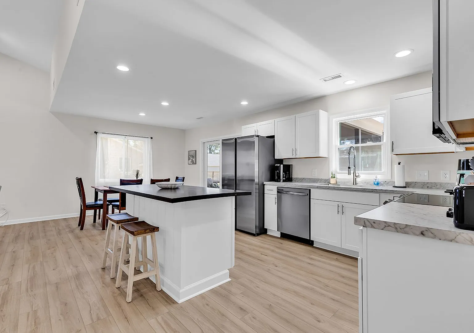 Fully upgraded, Pet-Friendly, Three Bedroom Furnished Home is Now Available in NMB! — Photo 4