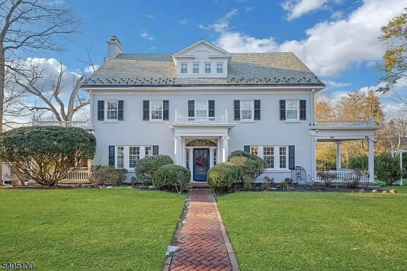11 Crestmont Rd