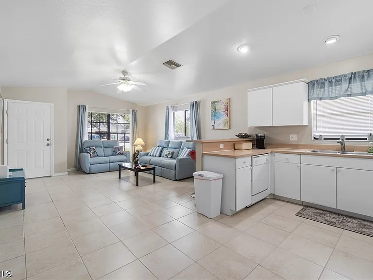 1712 SW Santa Barbara Pl — Photo 7