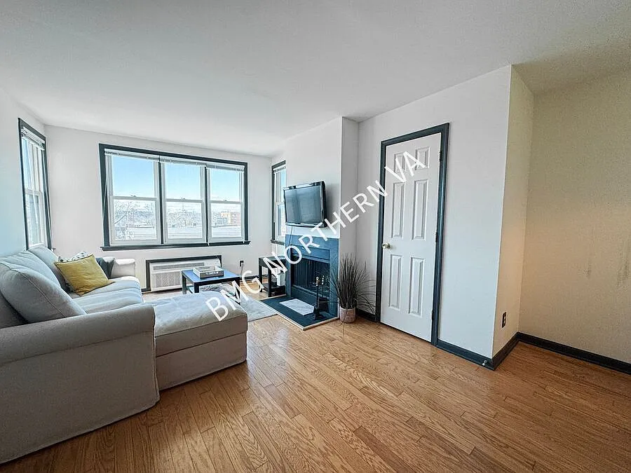 Building Photo - 3217 Wisconsin Ave NW #3A