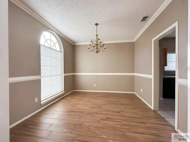3453 Burgundy Dr — Photo 4