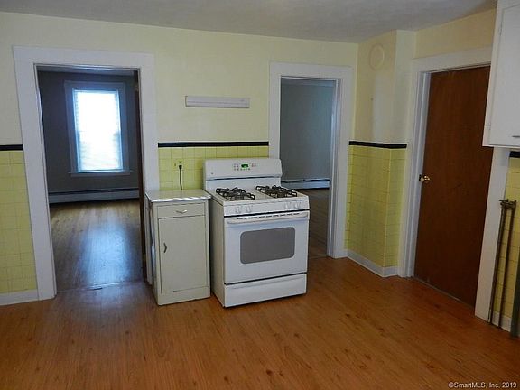 4th image of 418 Burritt St #1