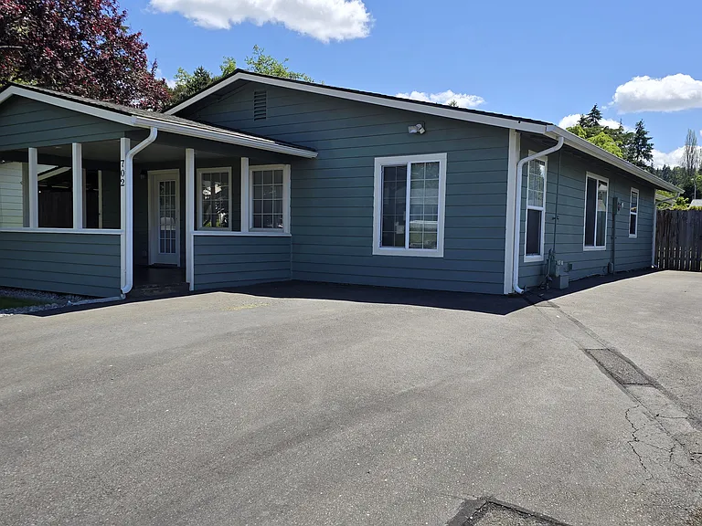702 Montgomery St — Photo 2