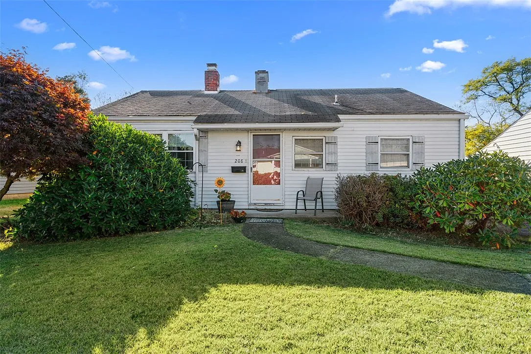 208 Victoria Dr photo 1