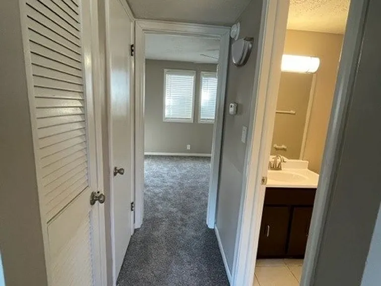 Bristol Square Apartments — Photo 66