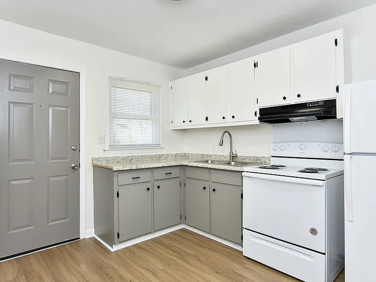 Kitchen (1) Kitchen (1)
