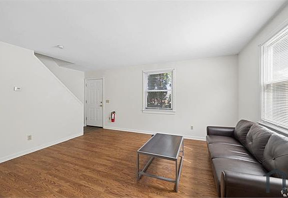 5th image of 151 Grandview Ct