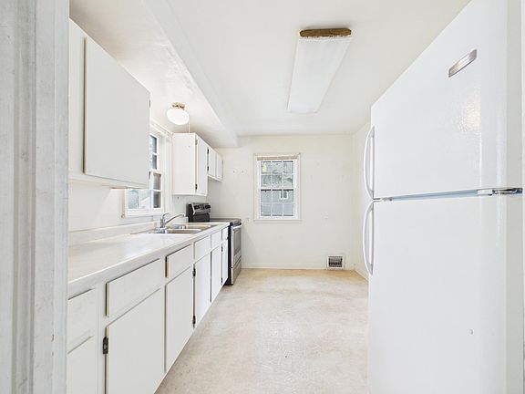 5th image of 106 E 3rd St