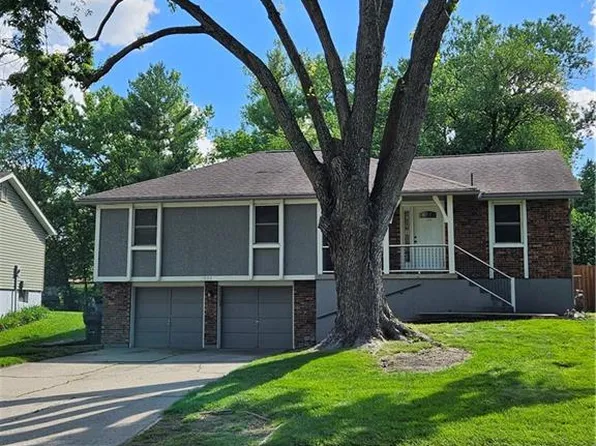 3008 Sweet Briar Dr, Independence, MO 64057