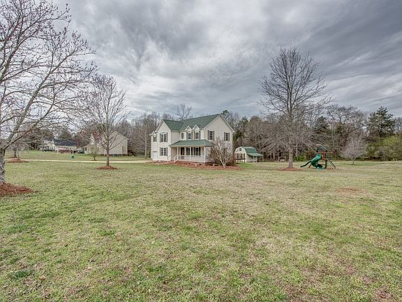 3rd image of 504 Willow Landing Dr