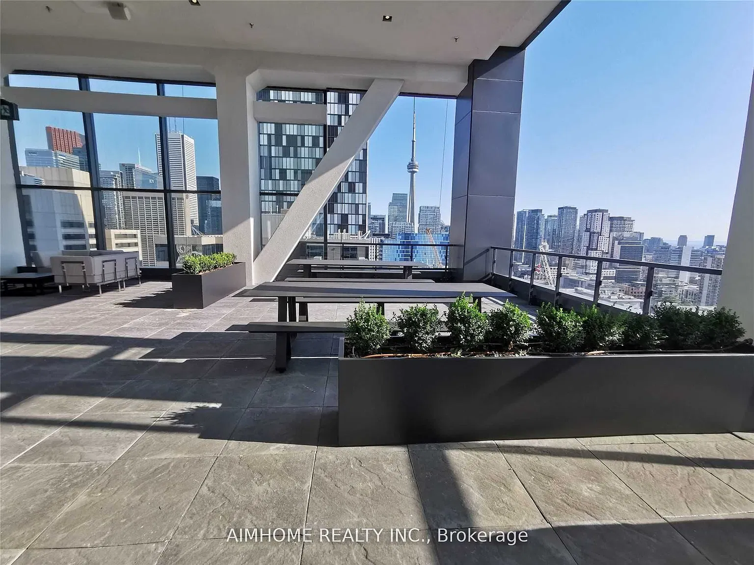 488 University Ave — Photo 2